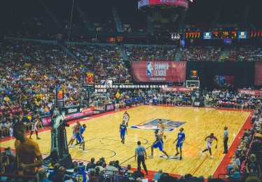 齐发国际在线娱乐-曼联强势回归主场告捷 关键三分重燃争冠希望